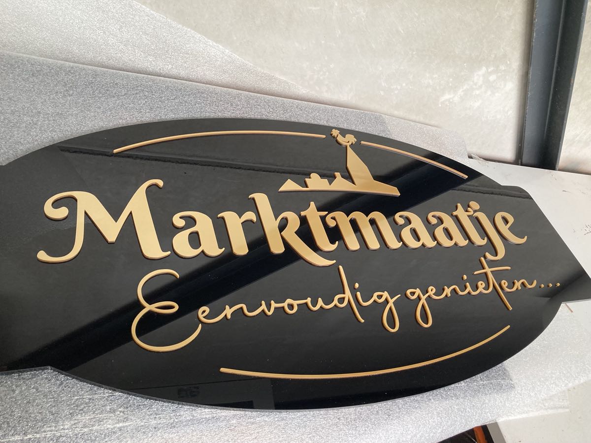 Gevelbord Marktmaatje in goud op zwart