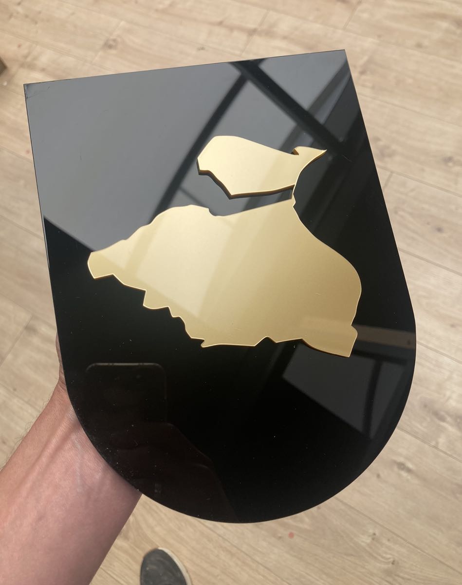 Plaquette met gouden kaartsilhouet op zwart