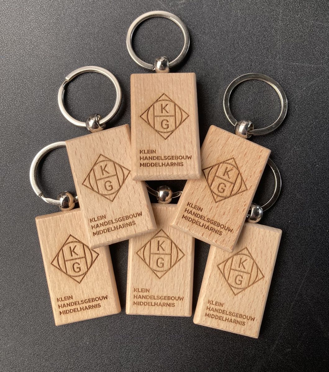 Houten sleutelhangers met logo Klein Handelsgebouw Middelharnis