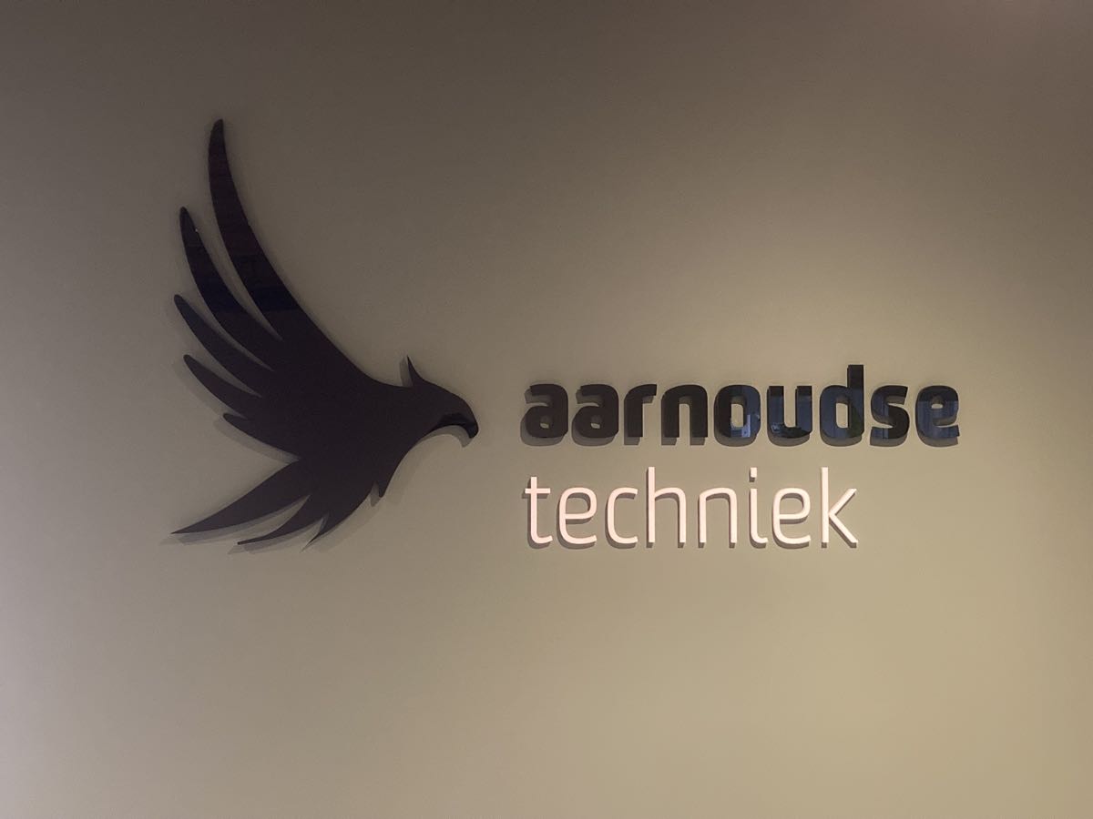 3D wandlogo Aarnoudse Techniek met roofvogel